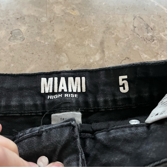 Miami high rise distressed black jean shorts size 5 - Picture 6 of 6